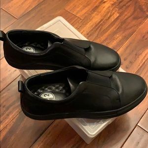 B2 Laceless dress shoe sneaker